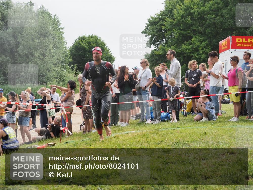 15.06.2025 - 27. Vierlanden-Triathlon KatJ http://msf.ph/oto/8024101 15.06.2025 10:57:24 Schwimmen 692, 697 meine-sportfotos.de
