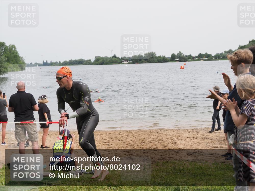 21.06.2025 - 27. Vierlanden-Triathlon MichiJ http://msf.ph/oto/8024102 15.06.2026 10:55:04 Schwimmen 677, 735, 744, 761 meine-sportfotos.de