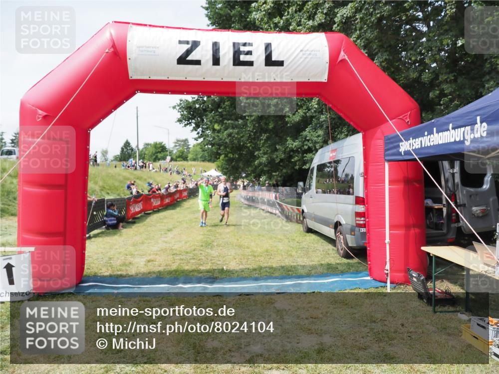 21.06.2025 - 27. Vierlanden-Triathlon MichiJ http://msf.ph/oto/8024104 15.06.2026 11:51:02 Ziel 387 meine-sportfotos.de