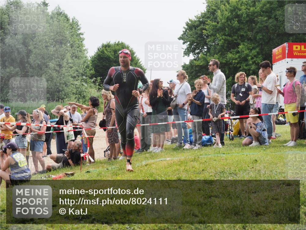 15.06.2025 - 27. Vierlanden-Triathlon KatJ http://msf.ph/oto/8024111 15.06.2025 10:57:24 Schwimmen 692, 697 meine-sportfotos.de