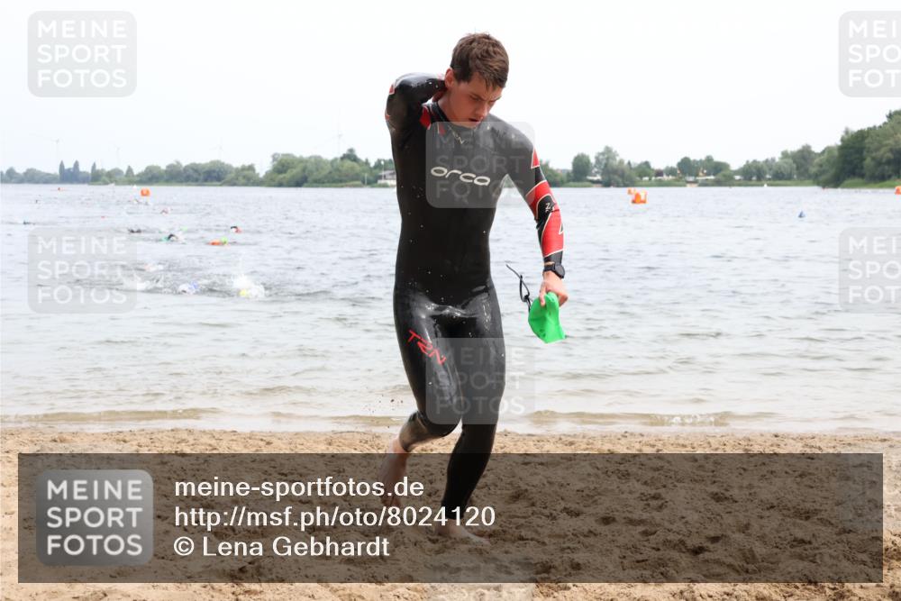 15.06.2025 - 27. Vierlanden-Triathlon Lena Gebhardt http://msf.ph/oto/8024120 15.06.2025 10:54:43 Schwimmen 695, 713, 715, 749 meine-sportfotos.de