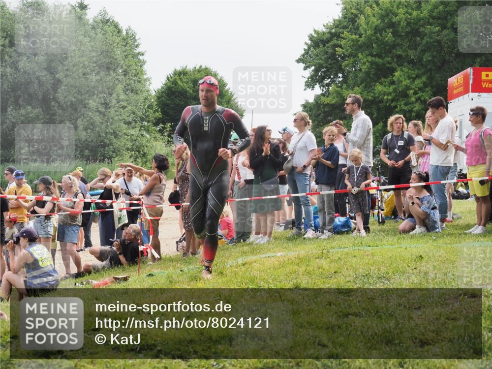 15.06.2025 - 27. Vierlanden-Triathlon KatJ http://msf.ph/oto/8024121 15.06.2025 10:57:24 Schwimmen 692, 697 meine-sportfotos.de