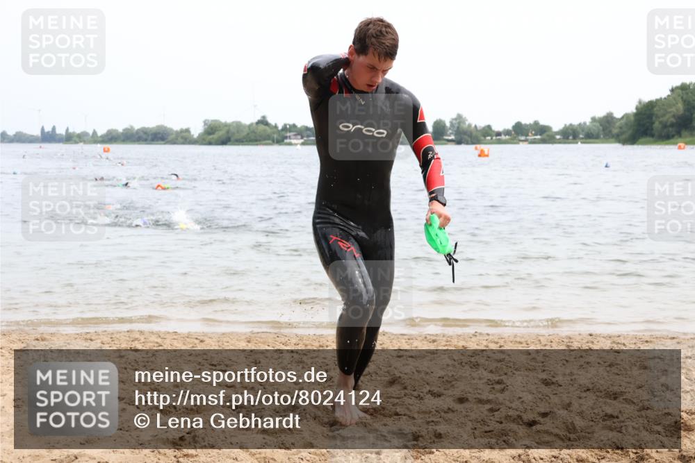 15.06.2025 - 27. Vierlanden-Triathlon Lena Gebhardt http://msf.ph/oto/8024124 15.06.2025 10:54:44 Schwimmen 695, 713, 715, 749 meine-sportfotos.de