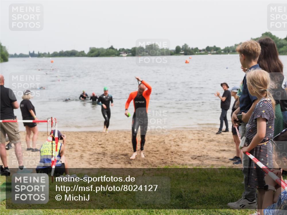 21.06.2025 - 27. Vierlanden-Triathlon MichiJ http://msf.ph/oto/8024127 15.06.2026 10:55:17 Schwimmen 661, 725 meine-sportfotos.de