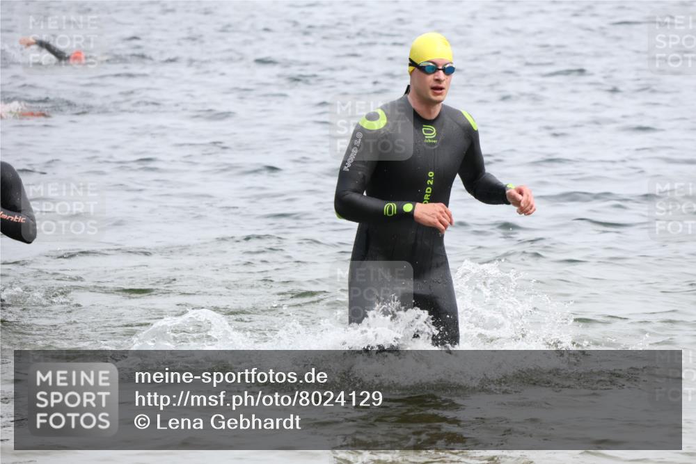 15.06.2025 - 27. Vierlanden-Triathlon Lena Gebhardt http://msf.ph/oto/8024129 15.06.2025 10:54:49 Schwimmen 677, 713, 744, 761 meine-sportfotos.de