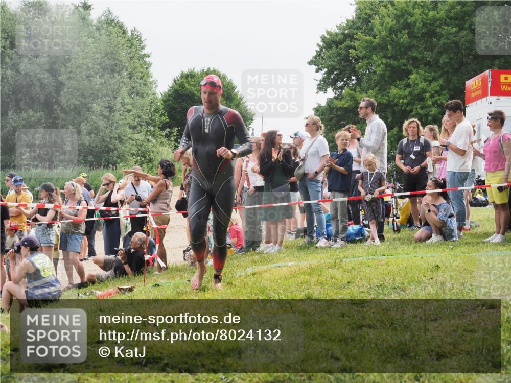 15.06.2025 - 27. Vierlanden-Triathlon KatJ http://msf.ph/oto/8024132 15.06.2025 10:57:24 Schwimmen 692, 697 meine-sportfotos.de