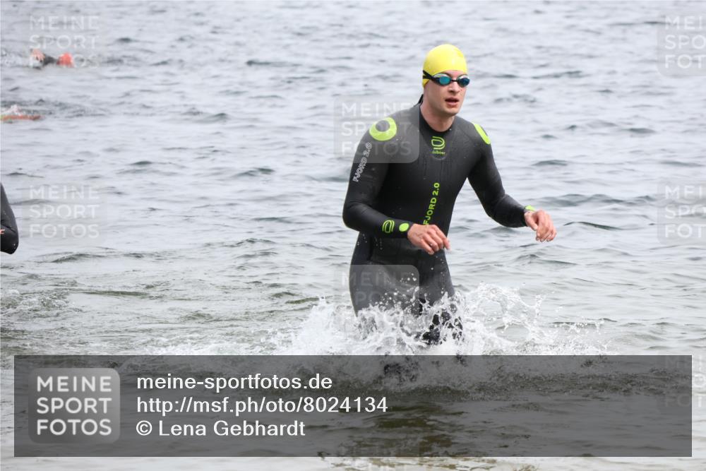 15.06.2025 - 27. Vierlanden-Triathlon Lena Gebhardt http://msf.ph/oto/8024134 15.06.2025 10:54:49 Schwimmen 677, 713, 744, 761 meine-sportfotos.de