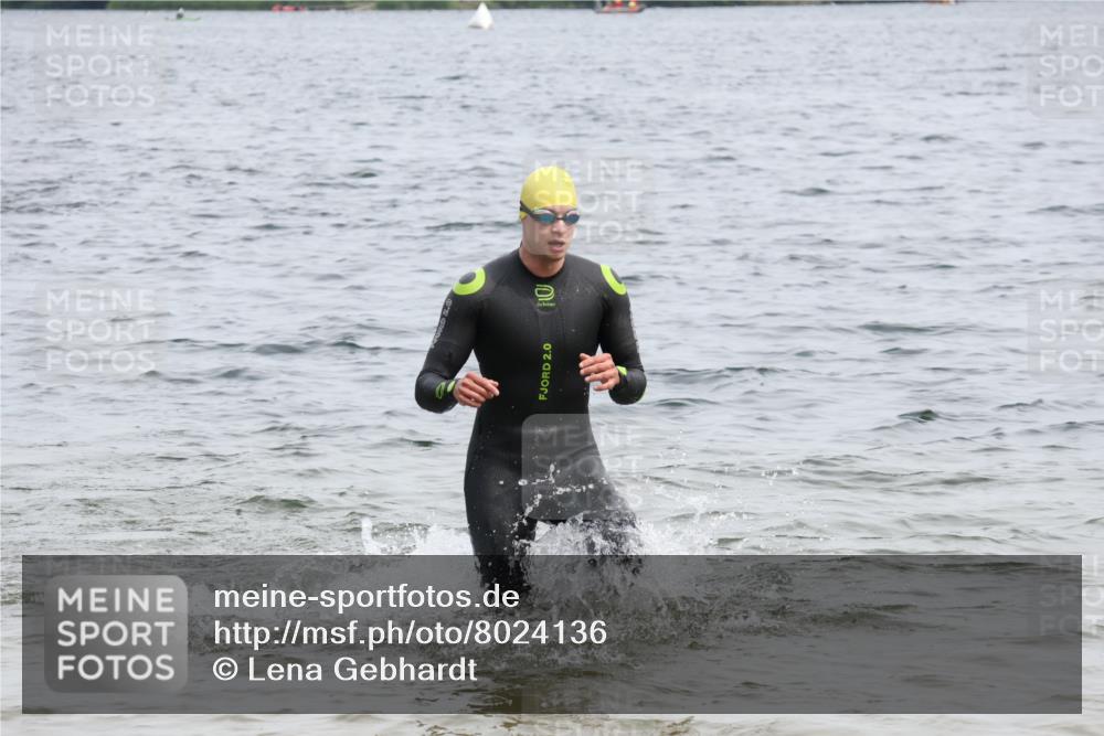 15.06.2025 - 27. Vierlanden-Triathlon Lena Gebhardt http://msf.ph/oto/8024136 15.06.2025 10:54:50 Schwimmen 677, 713, 744, 761 meine-sportfotos.de