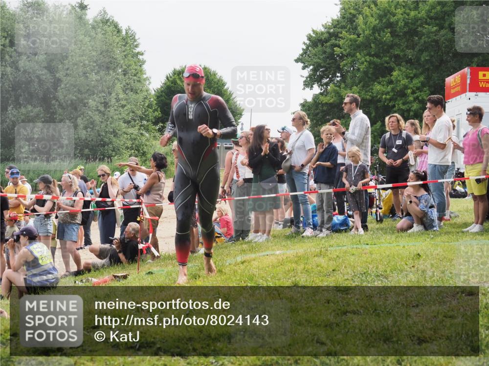 15.06.2025 - 27. Vierlanden-Triathlon KatJ http://msf.ph/oto/8024143 15.06.2025 10:57:24 Schwimmen 692, 697 meine-sportfotos.de
