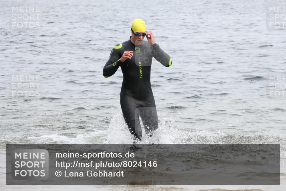 15.06.2025 - 27. Vierlanden-Triathlon Lena Gebhardt http://msf.ph/oto/8024146 15.06.2025 10:54:51 Schwimmen 677, 713, 735, 744, 761 meine-sportfotos.de