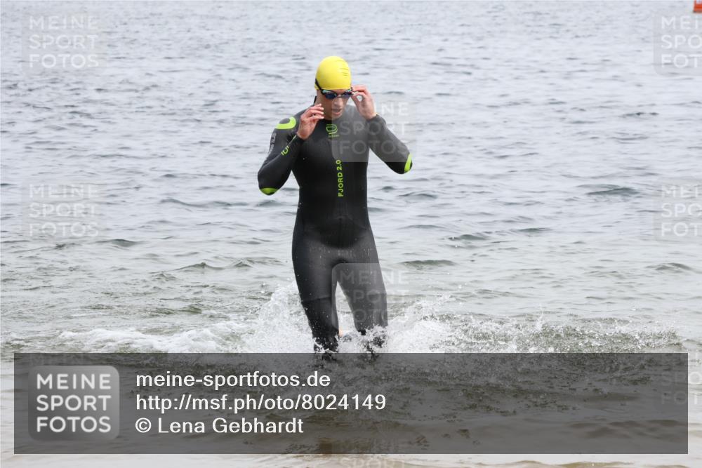 15.06.2025 - 27. Vierlanden-Triathlon Lena Gebhardt http://msf.ph/oto/8024149 15.06.2025 10:54:51 Schwimmen 677, 713, 735, 744, 761 meine-sportfotos.de