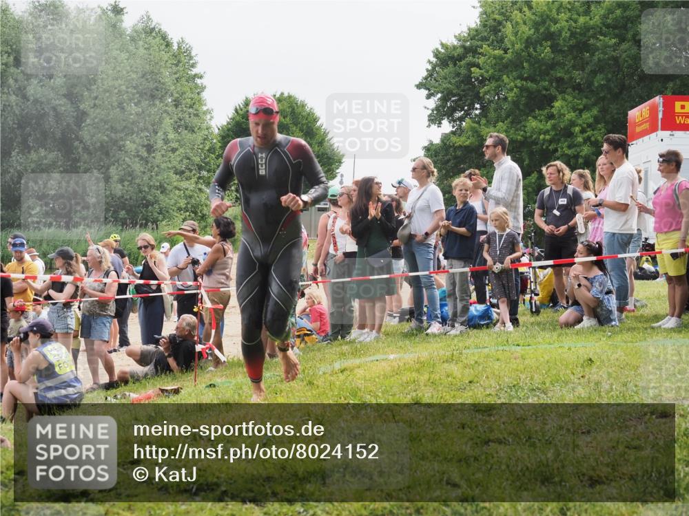 15.06.2025 - 27. Vierlanden-Triathlon KatJ http://msf.ph/oto/8024152 15.06.2025 10:57:24 Schwimmen 692, 697 meine-sportfotos.de