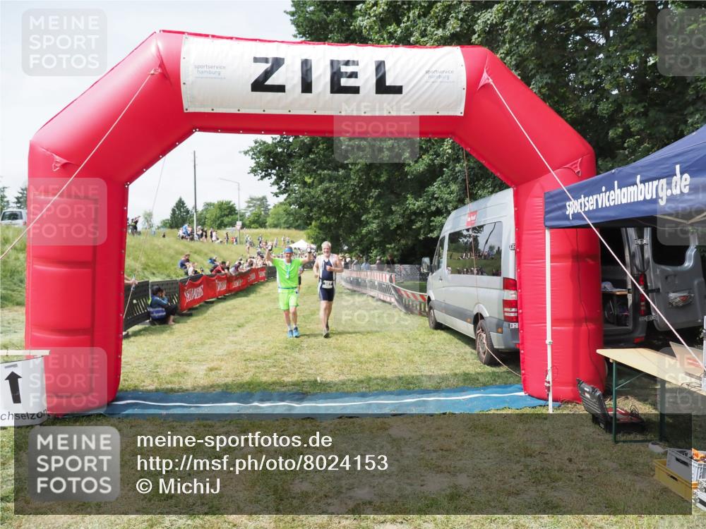 21.06.2025 - 27. Vierlanden-Triathlon MichiJ http://msf.ph/oto/8024153 15.06.2026 11:51:03 Ziel 387 meine-sportfotos.de