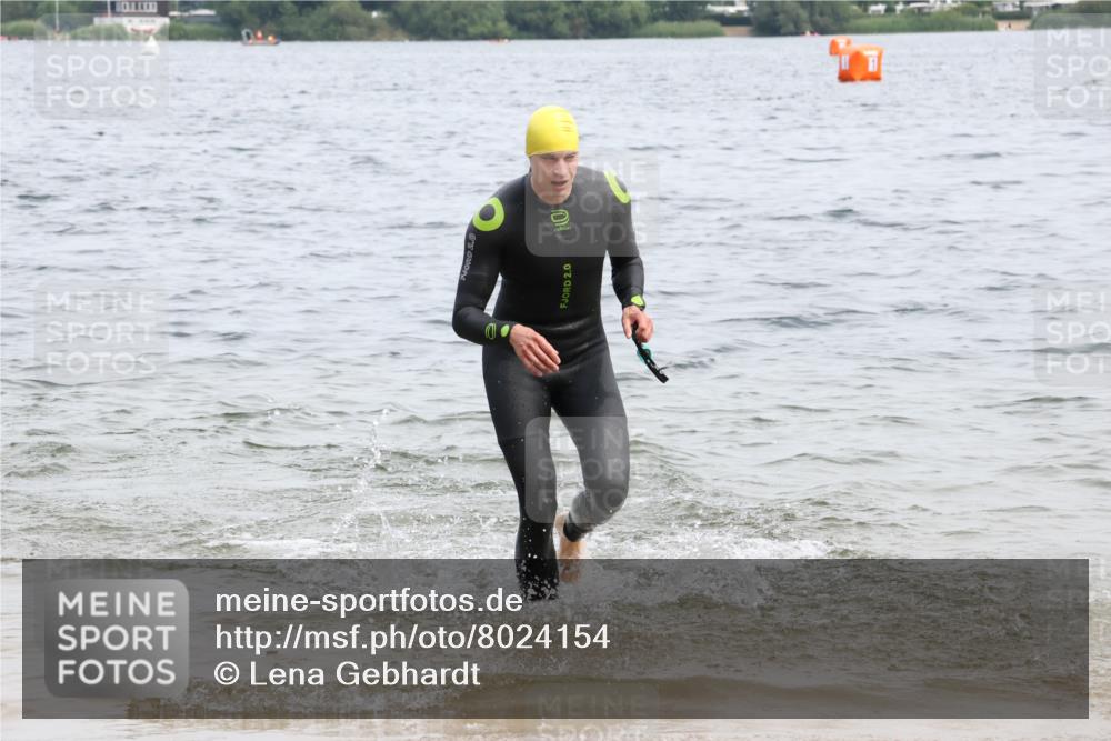 15.06.2025 - 27. Vierlanden-Triathlon Lena Gebhardt http://msf.ph/oto/8024154 15.06.2025 10:54:52 Schwimmen 677, 713, 735, 744, 761 meine-sportfotos.de