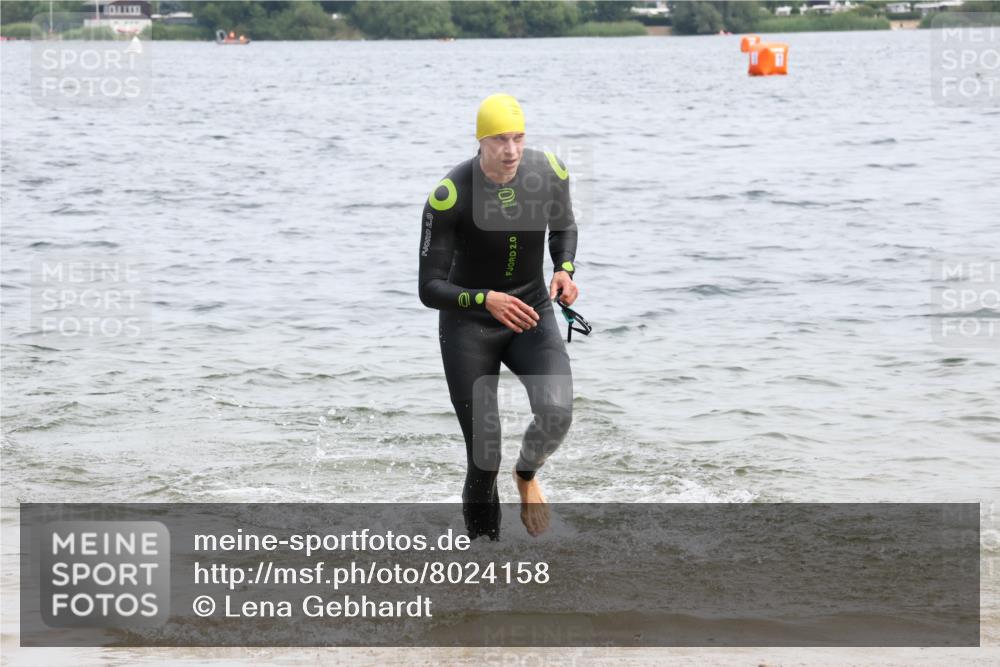 15.06.2025 - 27. Vierlanden-Triathlon Lena Gebhardt http://msf.ph/oto/8024158 15.06.2025 10:54:52 Schwimmen 677, 713, 735, 744, 761 meine-sportfotos.de