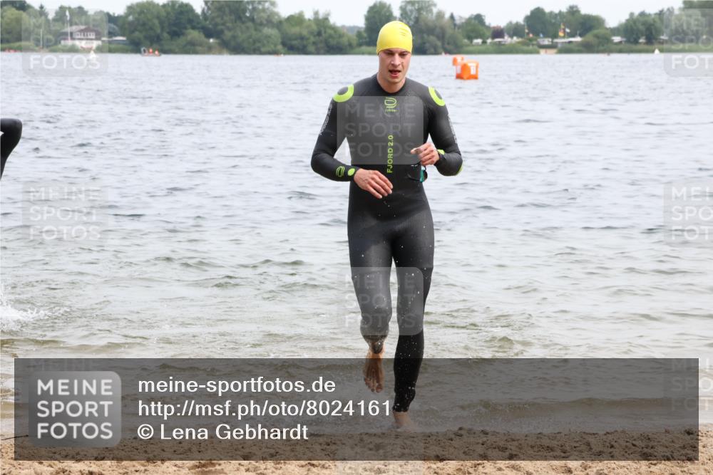 15.06.2025 - 27. Vierlanden-Triathlon Lena Gebhardt http://msf.ph/oto/8024161 15.06.2025 10:54:53 Schwimmen 677, 713, 735, 744, 761 meine-sportfotos.de