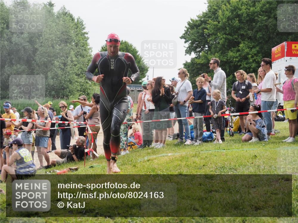 15.06.2025 - 27. Vierlanden-Triathlon KatJ http://msf.ph/oto/8024163 15.06.2025 10:57:25 Schwimmen 692, 697 meine-sportfotos.de