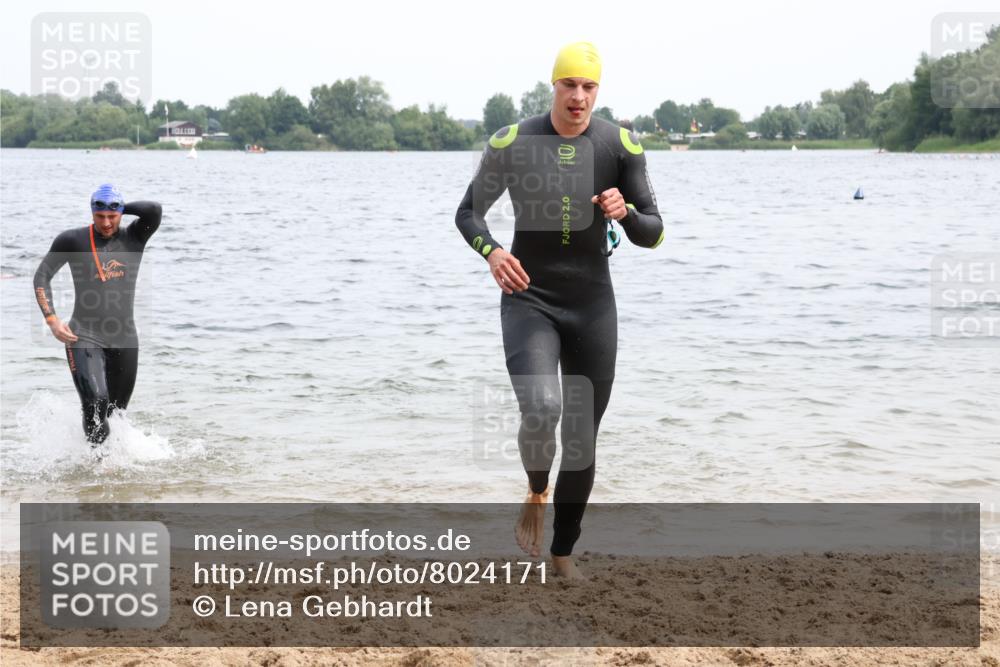 15.06.2025 - 27. Vierlanden-Triathlon Lena Gebhardt http://msf.ph/oto/8024171 15.06.2025 10:54:54 Schwimmen 677, 735, 744, 761 meine-sportfotos.de