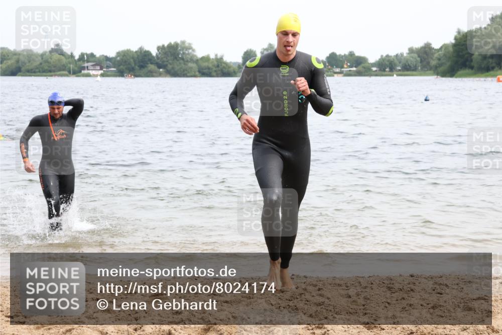 15.06.2025 - 27. Vierlanden-Triathlon Lena Gebhardt http://msf.ph/oto/8024174 15.06.2025 10:54:54 Schwimmen 677, 735, 744, 761 meine-sportfotos.de