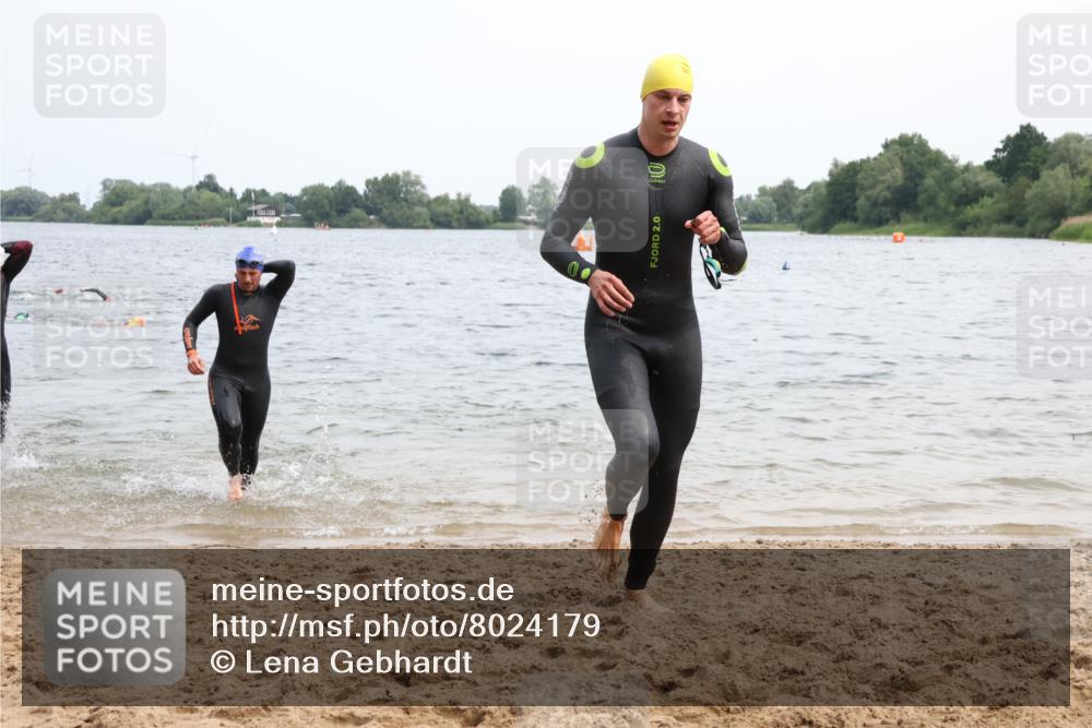 15.06.2025 - 27. Vierlanden-Triathlon Lena Gebhardt http://msf.ph/oto/8024179 15.06.2025 10:54:55 Schwimmen 677, 735, 744, 761 meine-sportfotos.de