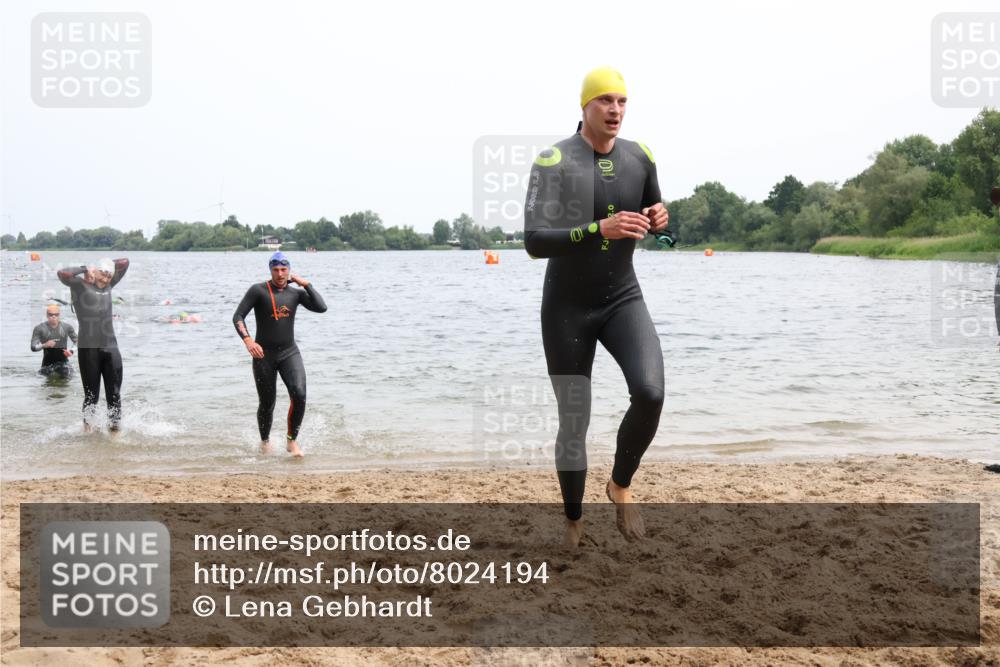15.06.2025 - 27. Vierlanden-Triathlon Lena Gebhardt http://msf.ph/oto/8024194 15.06.2025 10:54:55 Schwimmen 677, 735, 744, 761 meine-sportfotos.de