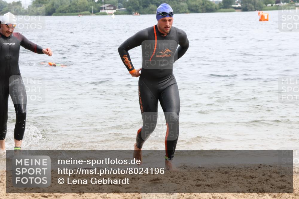 15.06.2025 - 27. Vierlanden-Triathlon Lena Gebhardt http://msf.ph/oto/8024196 15.06.2025 10:54:56 Schwimmen 677, 735, 744, 761 meine-sportfotos.de