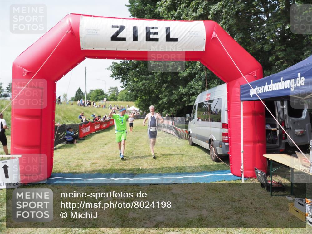 21.06.2025 - 27. Vierlanden-Triathlon MichiJ http://msf.ph/oto/8024198 15.06.2026 11:51:04 Ziel 387 meine-sportfotos.de