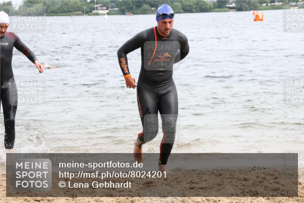 15.06.2025 - 27. Vierlanden-Triathlon Lena Gebhardt http://msf.ph/oto/8024201 15.06.2025 10:54:56 Schwimmen 677, 735, 744, 761 meine-sportfotos.de