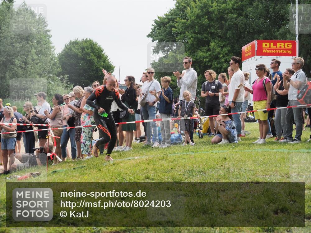 15.06.2025 - 27. Vierlanden-Triathlon KatJ http://msf.ph/oto/8024203 15.06.2025 10:57:34 Schwimmen 707, 722 meine-sportfotos.de