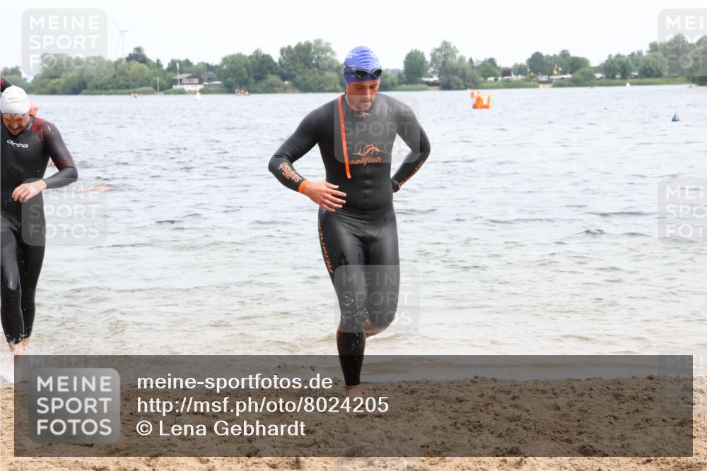 15.06.2025 - 27. Vierlanden-Triathlon Lena Gebhardt http://msf.ph/oto/8024205 15.06.2025 10:54:57 Schwimmen 677, 735, 744, 761 meine-sportfotos.de