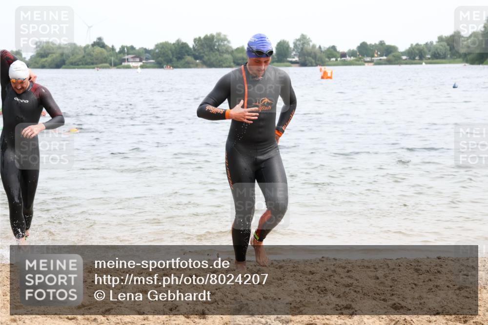 15.06.2025 - 27. Vierlanden-Triathlon Lena Gebhardt http://msf.ph/oto/8024207 15.06.2025 10:54:57 Schwimmen 677, 735, 744, 761 meine-sportfotos.de