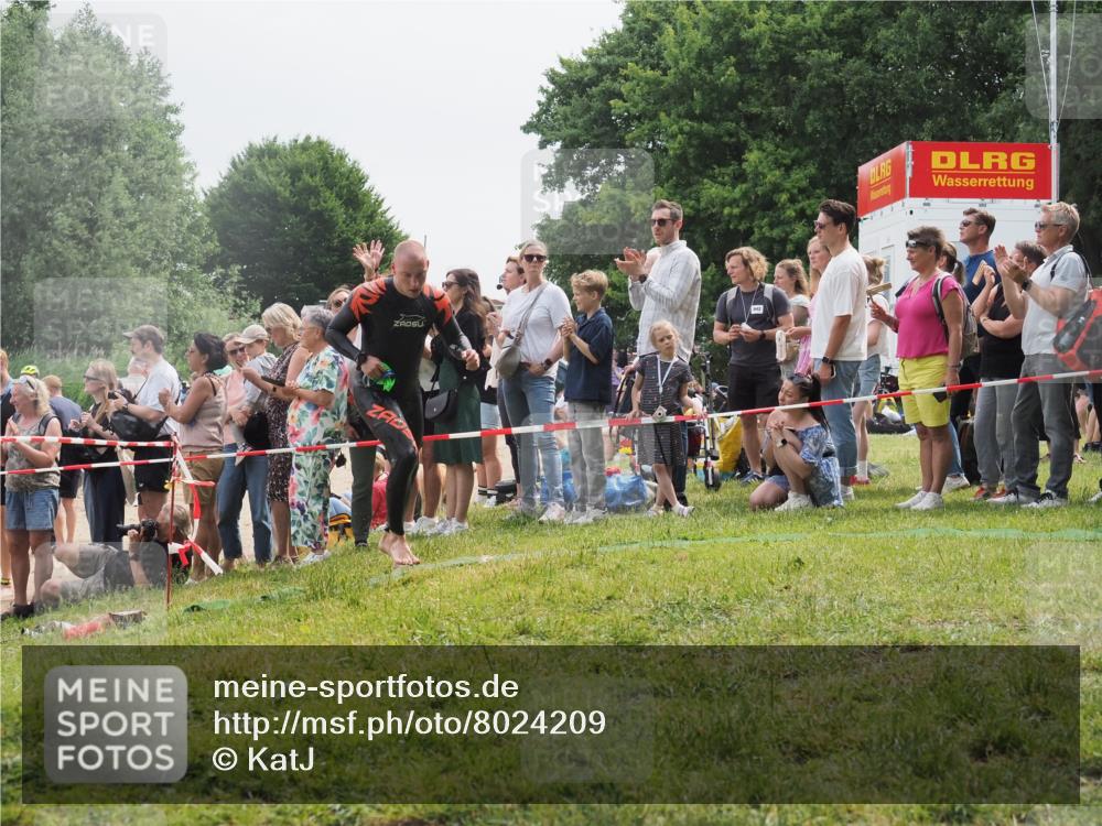 15.06.2025 - 27. Vierlanden-Triathlon KatJ http://msf.ph/oto/8024209 15.06.2025 10:57:34 Schwimmen 707, 722 meine-sportfotos.de