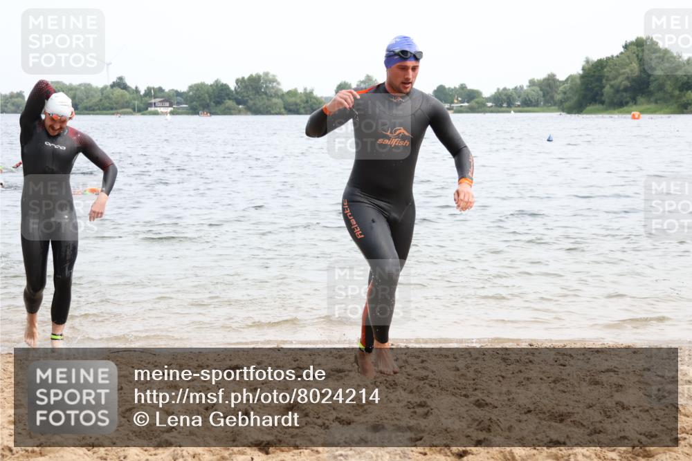 15.06.2025 - 27. Vierlanden-Triathlon Lena Gebhardt http://msf.ph/oto/8024214 15.06.2025 10:54:57 Schwimmen 677, 735, 744, 761 meine-sportfotos.de