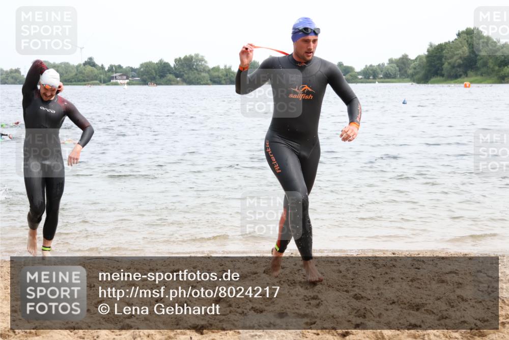 15.06.2025 - 27. Vierlanden-Triathlon Lena Gebhardt http://msf.ph/oto/8024217 15.06.2025 10:54:57 Schwimmen 677, 735, 744, 761 meine-sportfotos.de