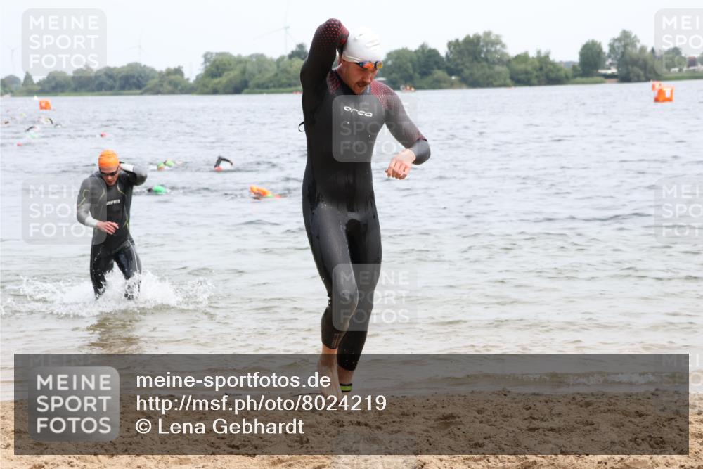 15.06.2025 - 27. Vierlanden-Triathlon Lena Gebhardt http://msf.ph/oto/8024219 15.06.2025 10:54:58 Schwimmen 677, 735, 744, 761 meine-sportfotos.de