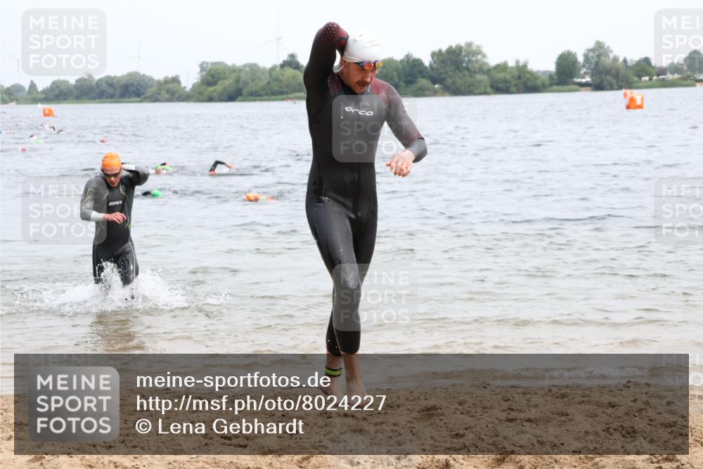 15.06.2025 - 27. Vierlanden-Triathlon Lena Gebhardt http://msf.ph/oto/8024227 15.06.2025 10:54:58 Schwimmen 677, 735, 744, 761 meine-sportfotos.de