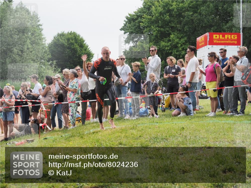 15.06.2025 - 27. Vierlanden-Triathlon KatJ http://msf.ph/oto/8024236 15.06.2025 10:57:34 Schwimmen 707, 722 meine-sportfotos.de