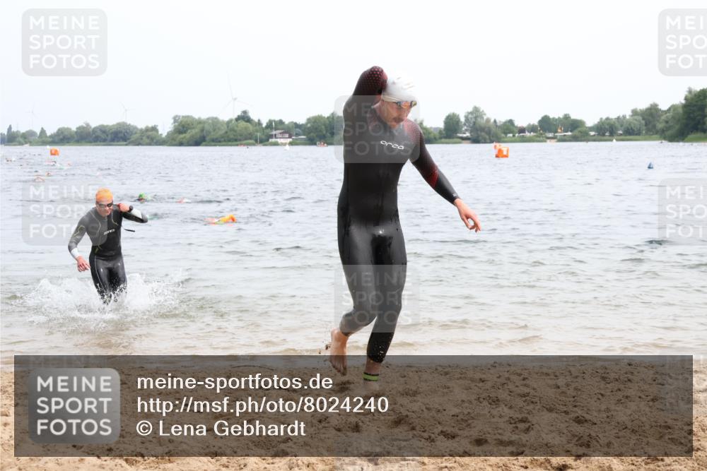 15.06.2025 - 27. Vierlanden-Triathlon Lena Gebhardt http://msf.ph/oto/8024240 15.06.2025 10:54:58 Schwimmen 677, 735, 744, 761 meine-sportfotos.de