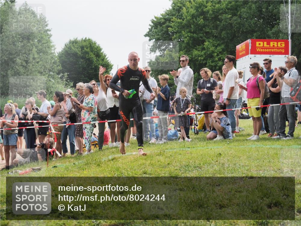 15.06.2025 - 27. Vierlanden-Triathlon KatJ http://msf.ph/oto/8024244 15.06.2025 10:57:35 Schwimmen 707, 722 meine-sportfotos.de