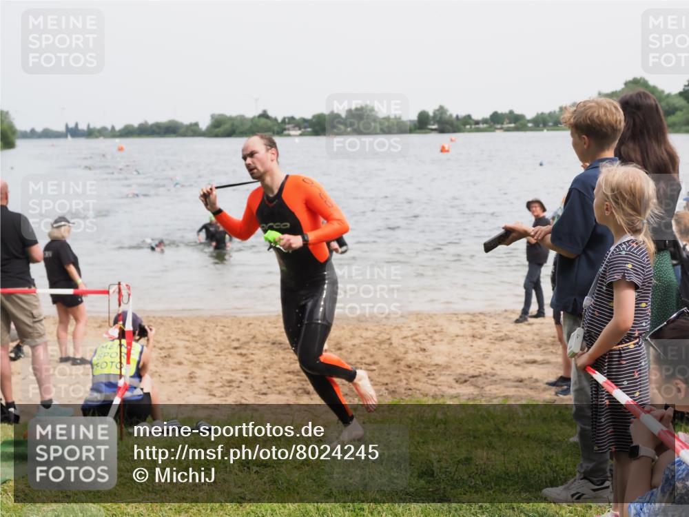 21.06.2025 - 27. Vierlanden-Triathlon MichiJ http://msf.ph/oto/8024245 15.06.2026 10:55:19 Schwimmen 661, 725, 740 meine-sportfotos.de