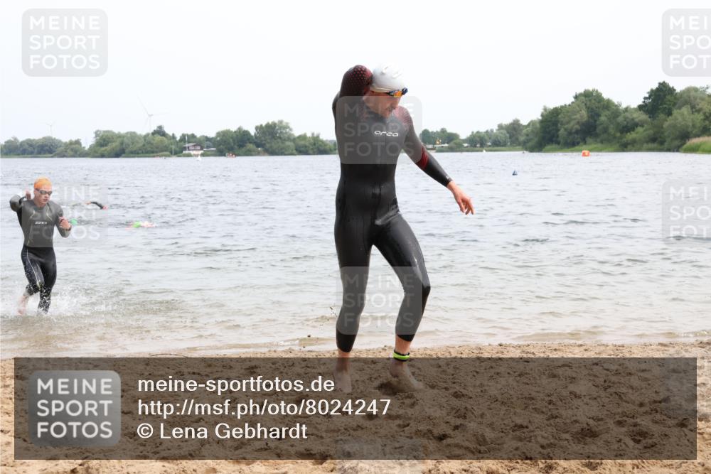 15.06.2025 - 27. Vierlanden-Triathlon Lena Gebhardt http://msf.ph/oto/8024247 15.06.2025 10:54:59 Schwimmen 677, 735, 744, 761 meine-sportfotos.de