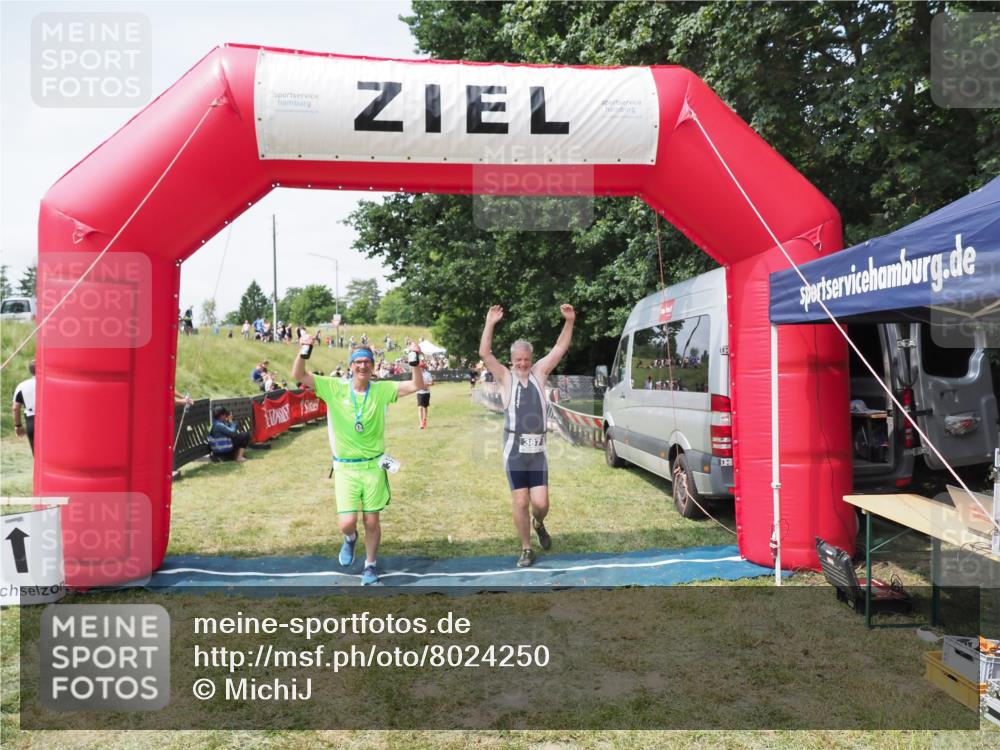 21.06.2025 - 27. Vierlanden-Triathlon MichiJ http://msf.ph/oto/8024250 15.06.2026 11:51:05 Ziel 387 meine-sportfotos.de