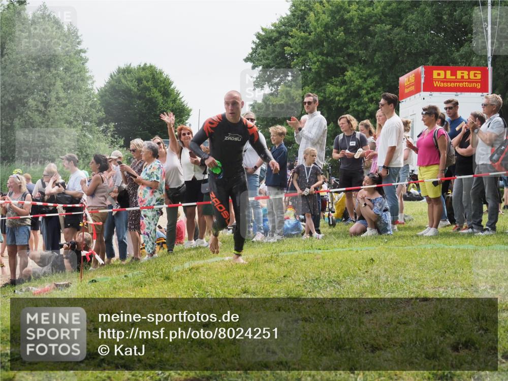 15.06.2025 - 27. Vierlanden-Triathlon KatJ http://msf.ph/oto/8024251 15.06.2025 10:57:35 Schwimmen 707, 722 meine-sportfotos.de