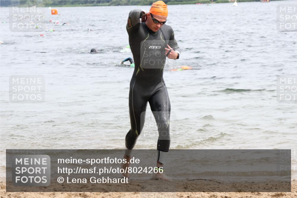 15.06.2025 - 27. Vierlanden-Triathlon Lena Gebhardt http://msf.ph/oto/8024266 15.06.2025 10:55:00 Schwimmen 677, 735, 744, 761 meine-sportfotos.de