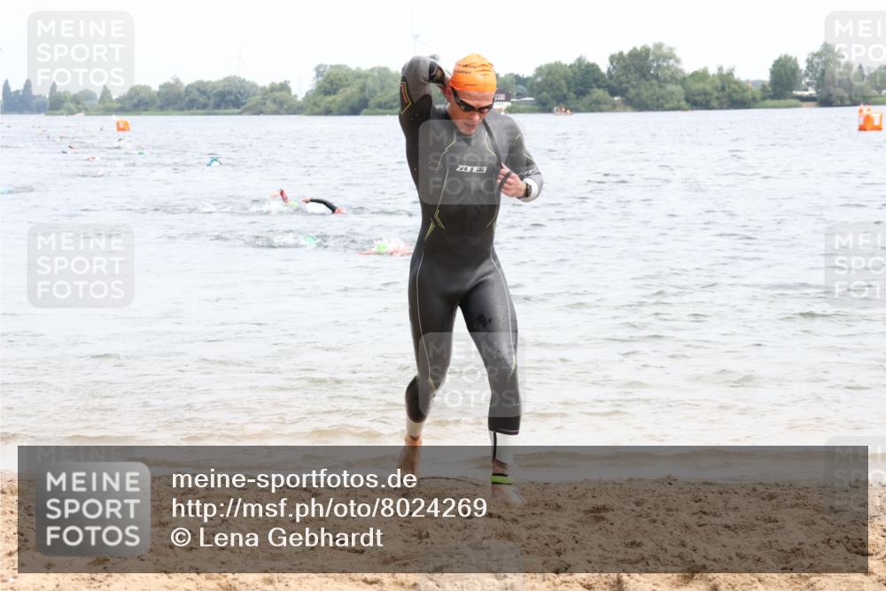 15.06.2025 - 27. Vierlanden-Triathlon Lena Gebhardt http://msf.ph/oto/8024269 15.06.2025 10:55:01 Schwimmen 677, 735, 744, 761 meine-sportfotos.de