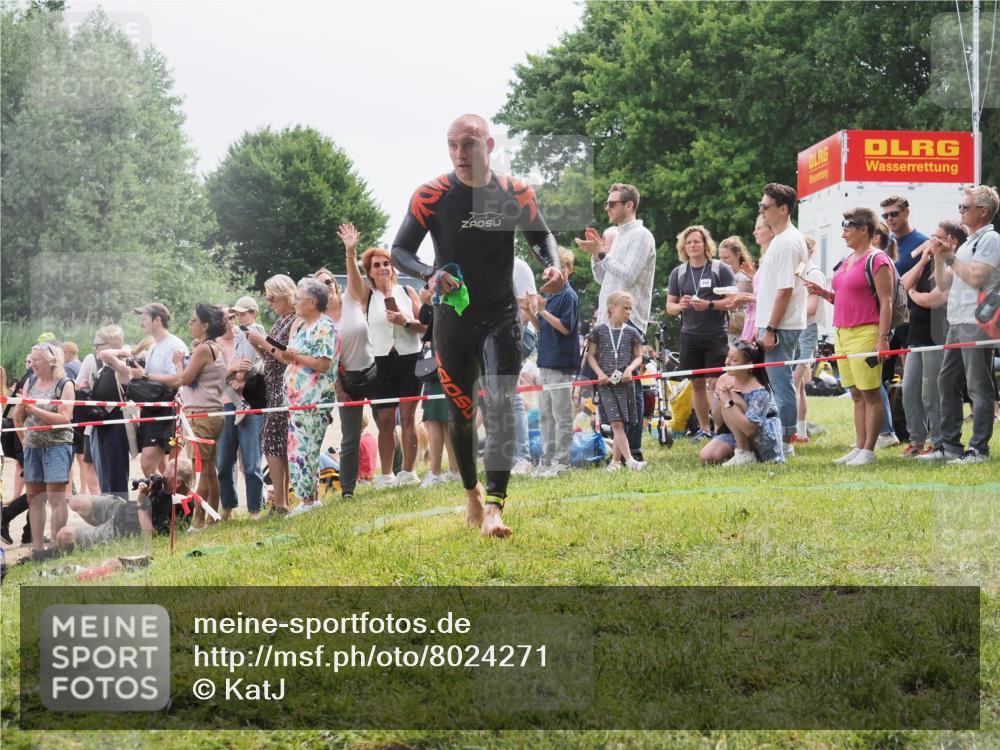 15.06.2025 - 27. Vierlanden-Triathlon KatJ http://msf.ph/oto/8024271 15.06.2025 10:57:35 Schwimmen 707, 722 meine-sportfotos.de