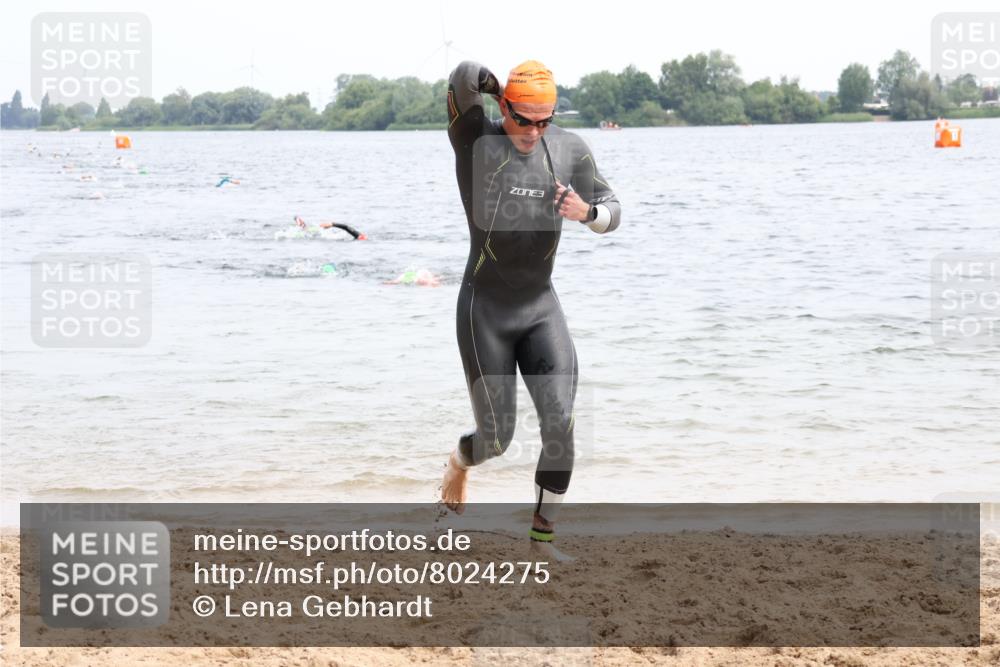 15.06.2025 - 27. Vierlanden-Triathlon Lena Gebhardt http://msf.ph/oto/8024275 15.06.2025 10:55:01 Schwimmen 677, 735, 744, 761 meine-sportfotos.de