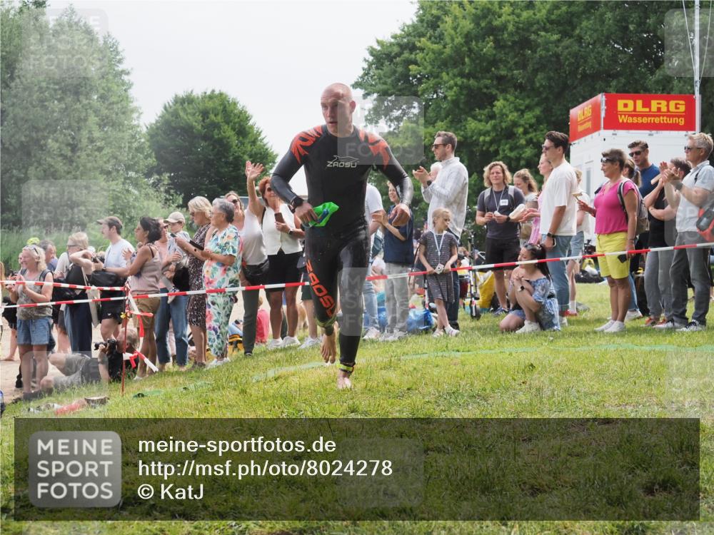 15.06.2025 - 27. Vierlanden-Triathlon KatJ http://msf.ph/oto/8024278 15.06.2025 10:57:35 Schwimmen 707, 722 meine-sportfotos.de