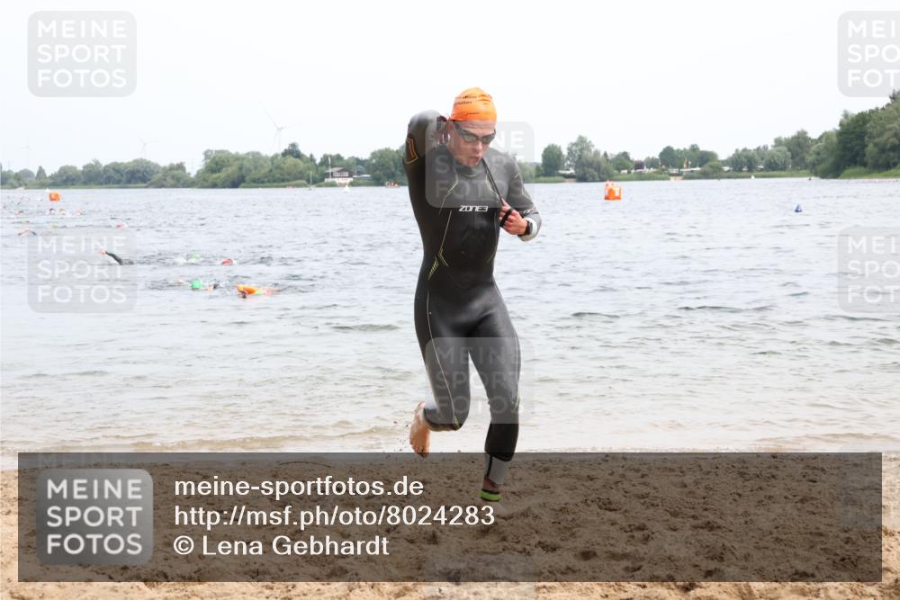 15.06.2025 - 27. Vierlanden-Triathlon Lena Gebhardt http://msf.ph/oto/8024283 15.06.2025 10:55:01 Schwimmen 677, 735, 744, 761 meine-sportfotos.de