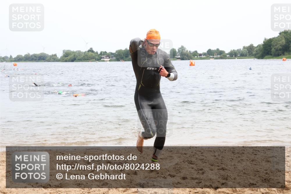 15.06.2025 - 27. Vierlanden-Triathlon Lena Gebhardt http://msf.ph/oto/8024288 15.06.2025 10:55:01 Schwimmen 677, 735, 744, 761 meine-sportfotos.de